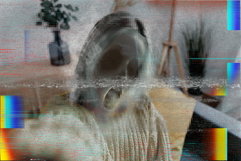 Uma selfie corrompida por glitch, com um rosto espectral emergindo