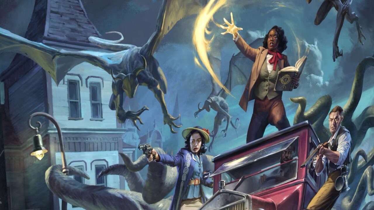 Arte do RPG de Arkham Horror: três investigadores numa rua dos anos 1920 enfrentam criaturas aladas e tentáculos; uma mulher ergue um livro e conjura luz, outra aponta um revólver e um homem segura uma espingarda atrás de um carro antigo.