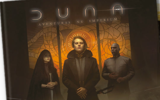 A capa de Duna: Aventuras no Imperium, com três figuras de manto diante de um vitral dourado